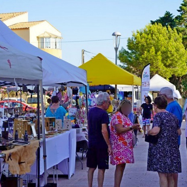 Le marché artisanal nocturne fait son retour chaque mercredi à Frontignan Plage